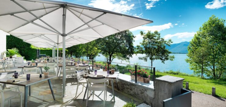 Leere Terrasse mit Blick auf den Lago Maggiore im Giardino Lago