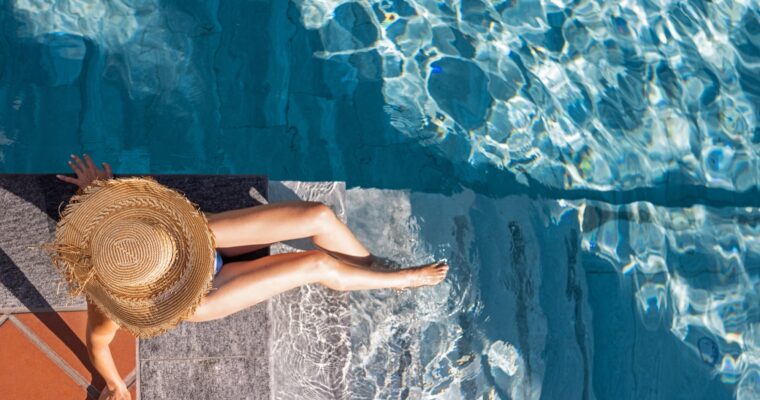 Frau sitzt am Aussen Pool des Giardino Ascona