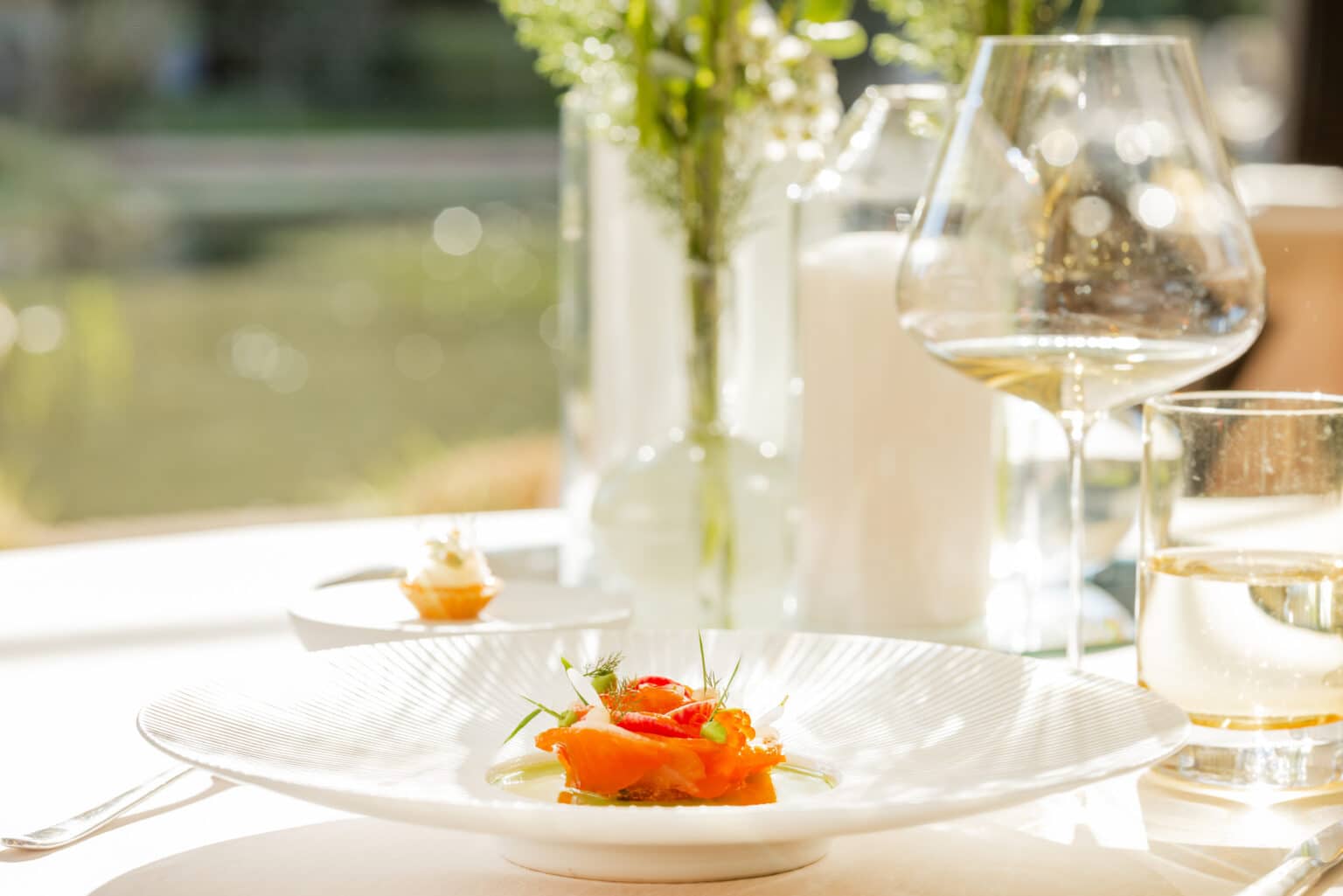 Brüggli-Lachsforelle mit Rettich, Jalapeno und Grünem Gazpacho