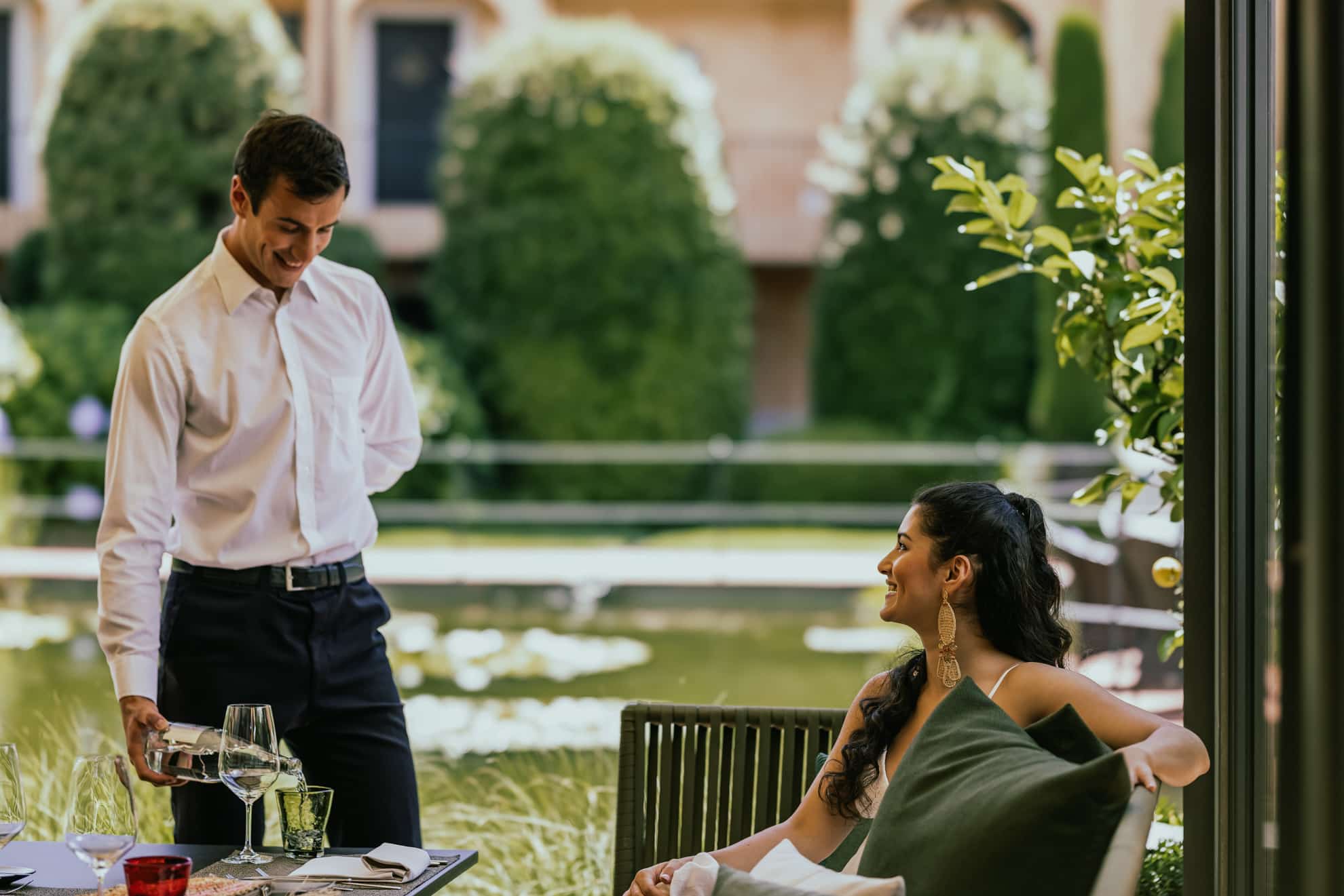 Work@Giardino | Giardino Talents | Karriere Hotellerie Schweiz 6 GA_Bar Lounge Models_RGB_High_ANI_07_BisGG-GD-Filter_Low