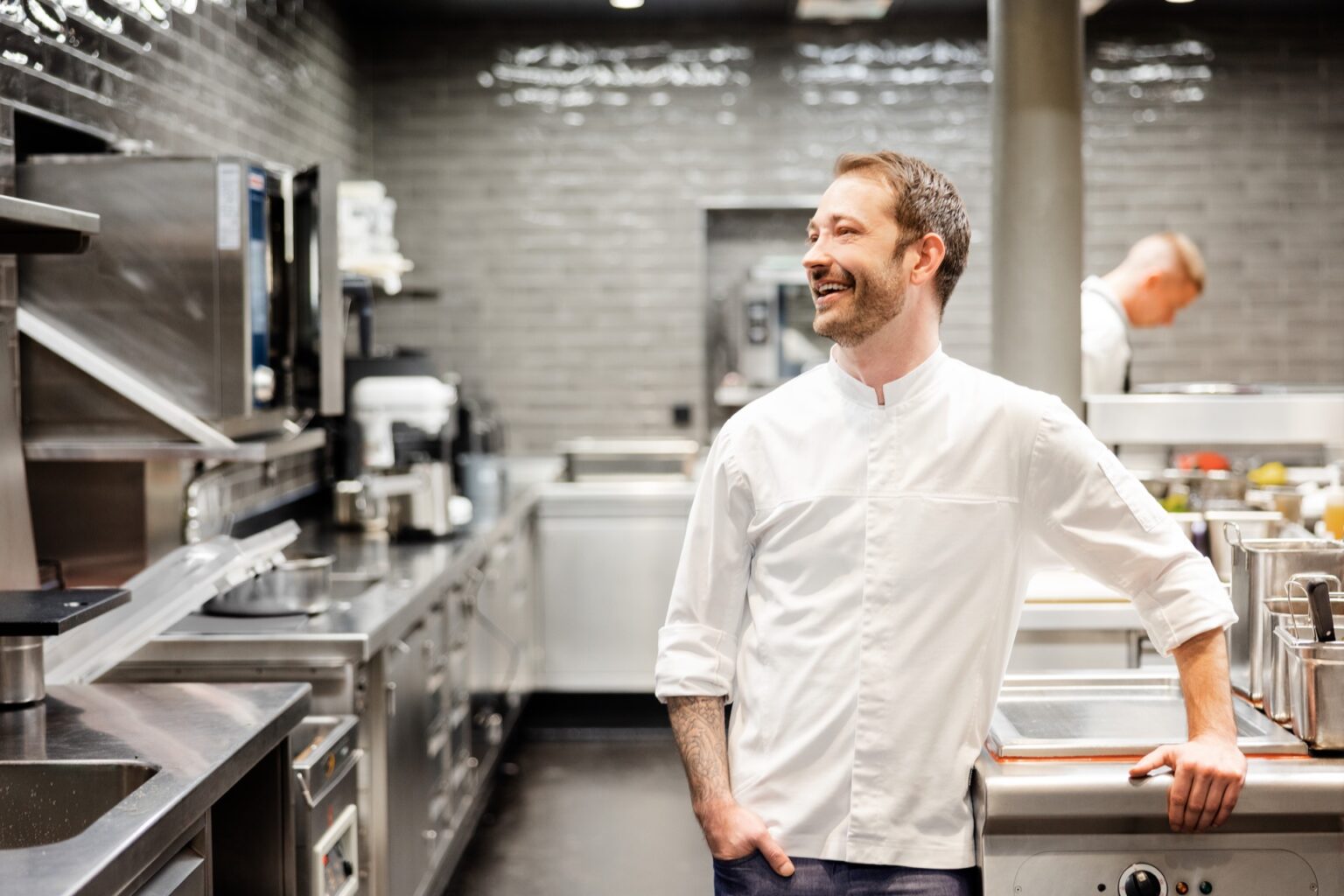 Portrait Gourmetchef Reto Brändli in der Küche