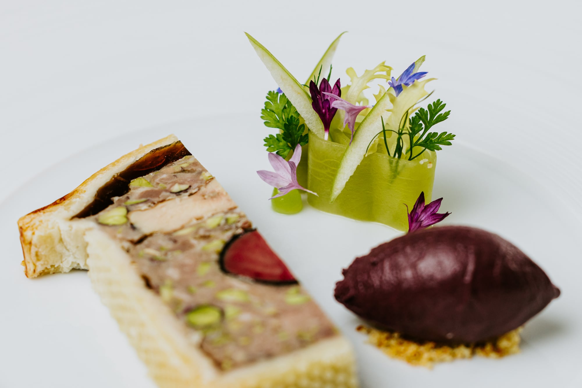 Restaurants in St. Moritz | Giardino Mountain | 5 Sterne Hotel 8 EC_GM_Food REBR_RGB_Low_2026_HBR_Pâté en croûte-Senf-Gurke-Grüner Apfel_02