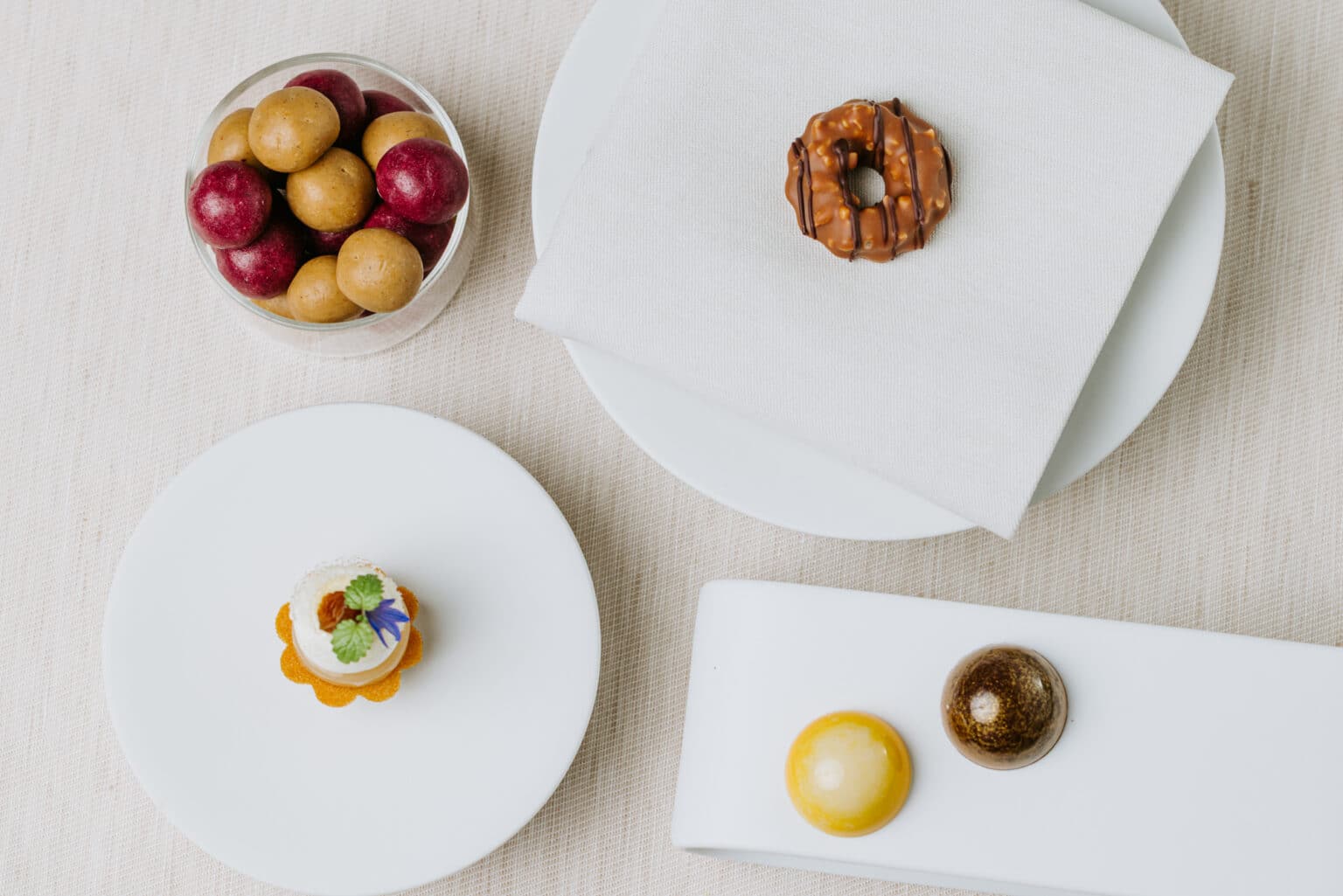 EC_GM_Food REBR_RGB_Low_2026_HBR_Petit Fours-Birnenstrudel-Nougatringe-Drangierte Macadamia Nüsse-Eierlikör Praliene-Kalamanzi Praliene_01